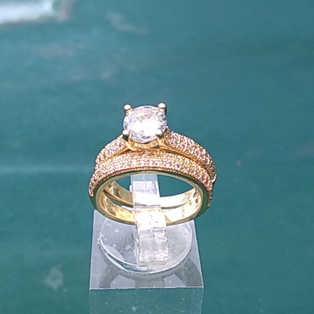 Kismis wedding ring set.
